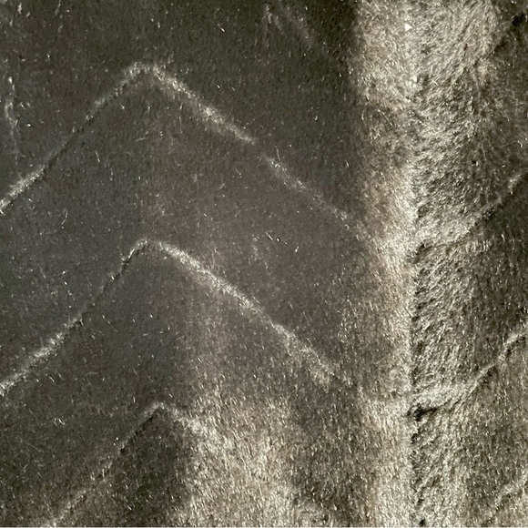 Preston & York black Faux Fur Vest - Picture 3 of 6